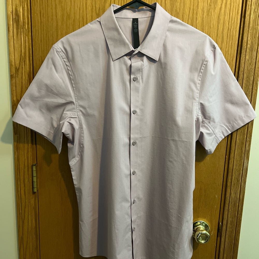Men’s Lululemon short-sleeve button up